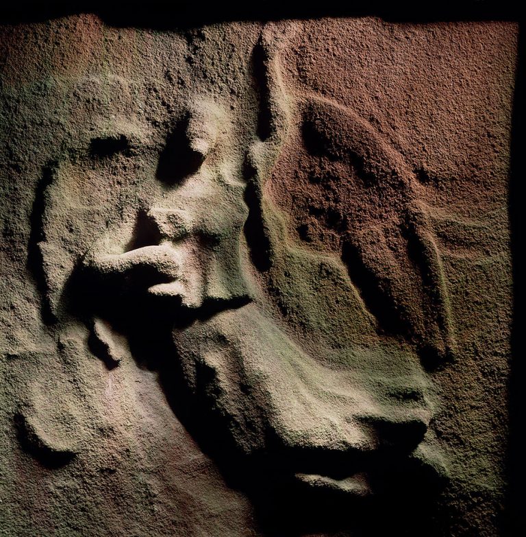 Relief eines Engel auf dem Alten Friedhof in Freiburg