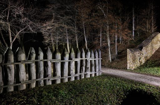 Limes Rekonstruktion Mauer (Raetien) und Palisade mit Graben (Obergermanien) im Rotenbachtal bei Schwäbisch Gmünd.
