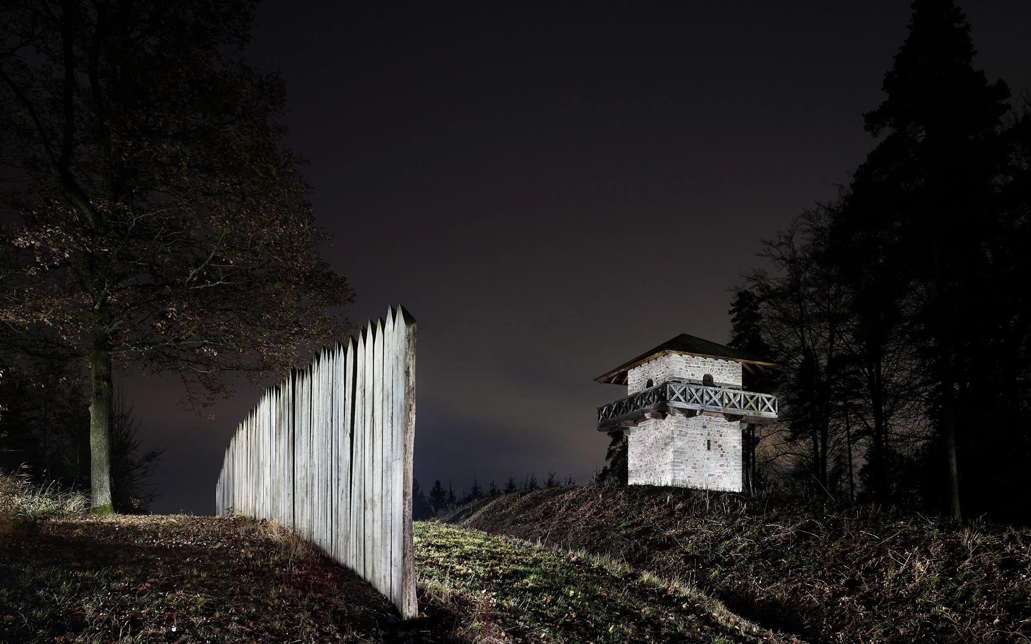 Rekonstruierter Limesabschnitt mit Palisade, Wall, Graben und Wachturm WP 9/83 bei Großerlach - Grab