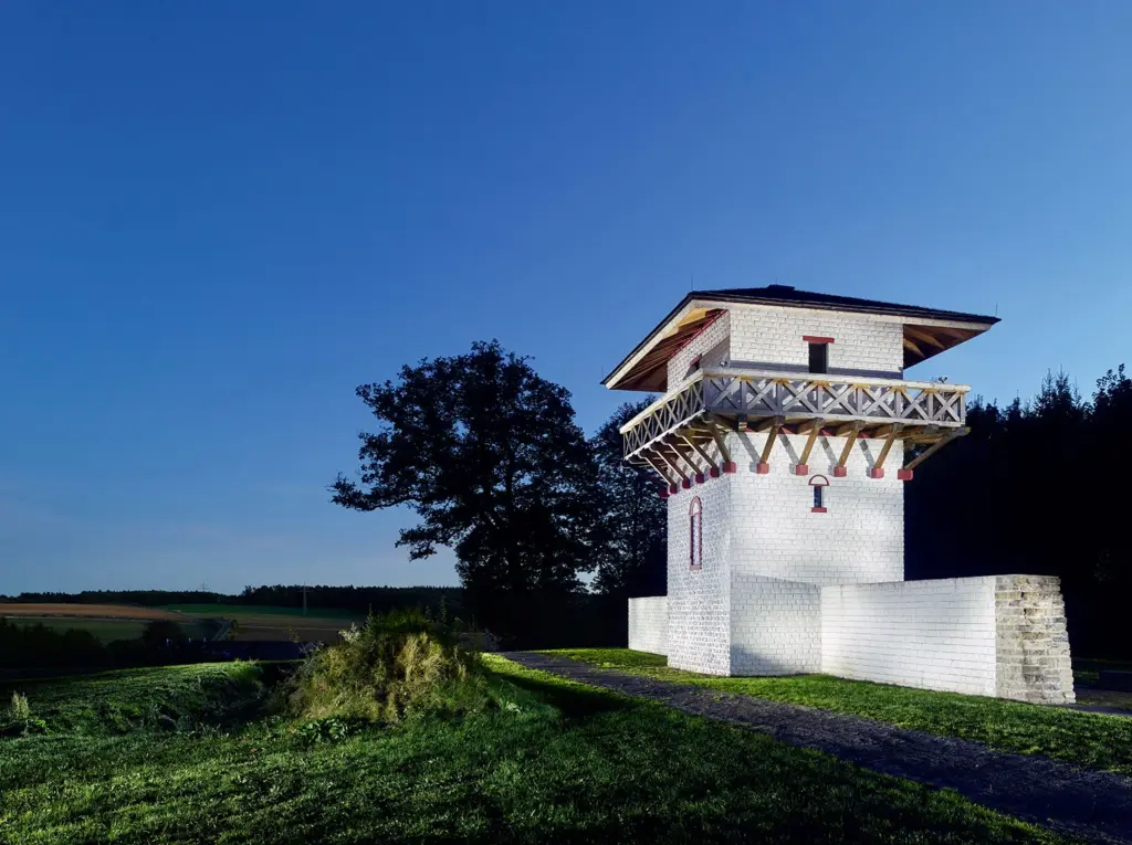 Nachbau eines Limes Wachtturm in Osterburken WP 8/32 aus Stein, weiß verputzt und mit rotem Fugenstrich in Originalgröße