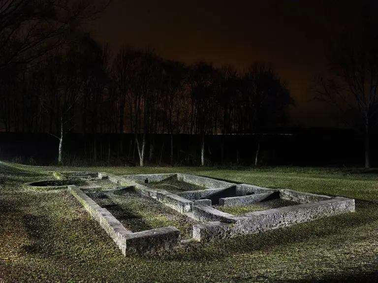 Aufgemauerte Rekonstruktion der römischen Therme von Theilenhofen