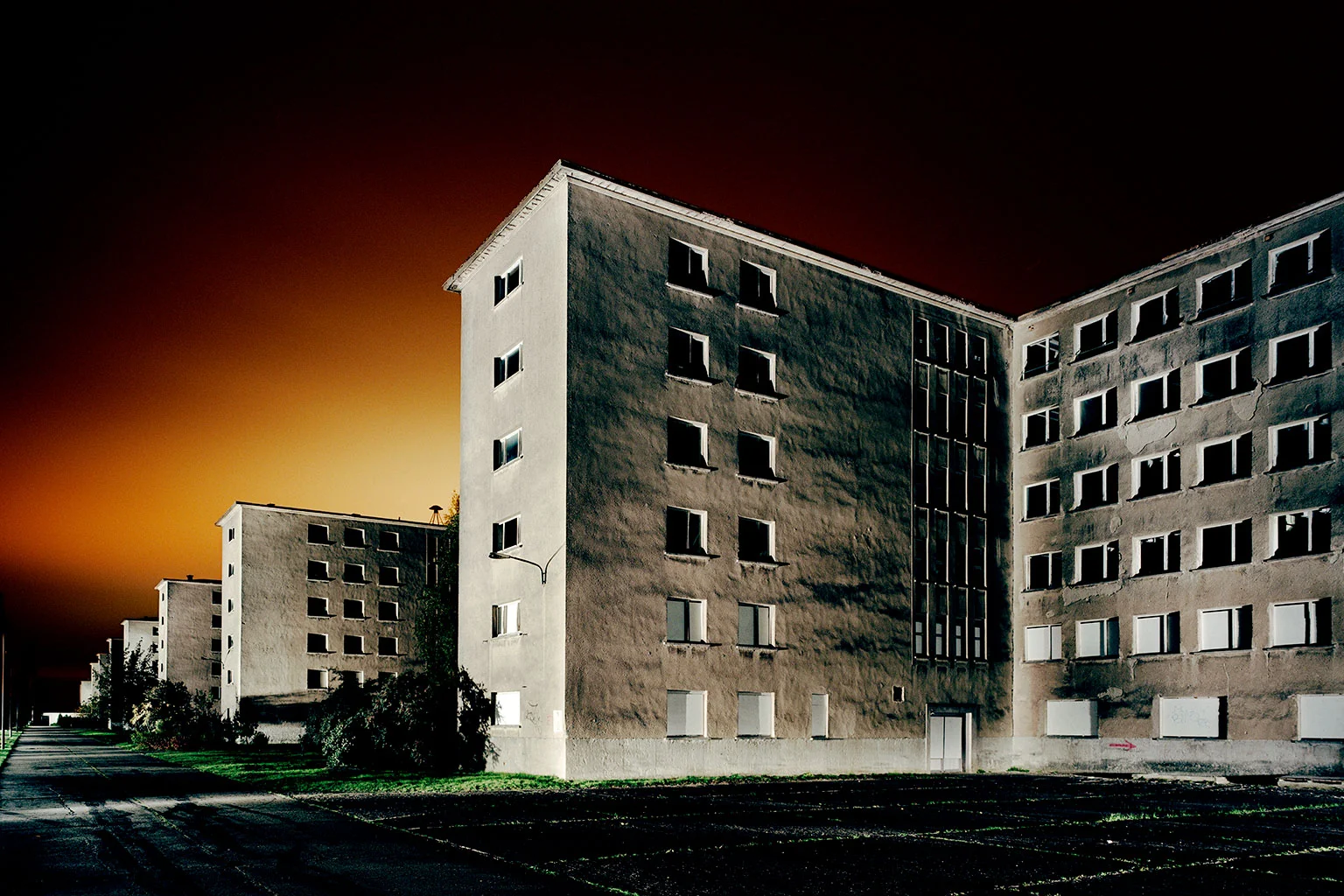 beleuchteter Block 4 in Prora