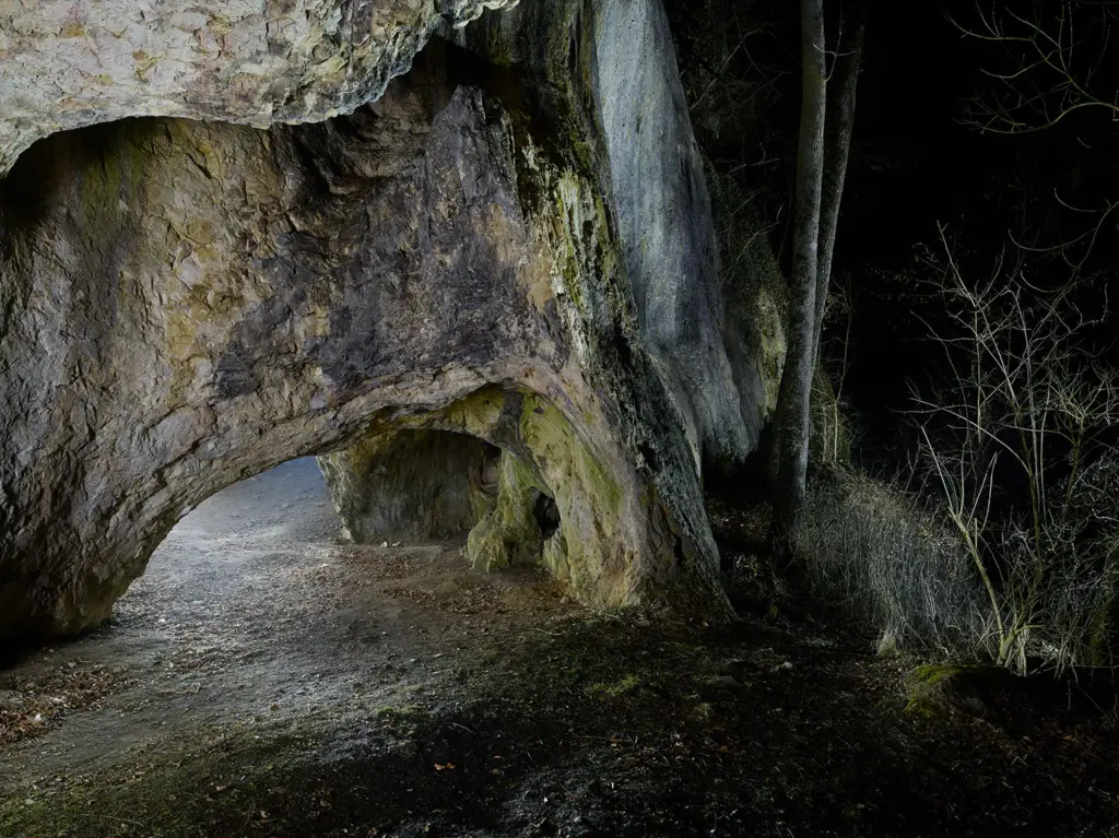 Sirgensteinhöhle, beleuchteter Eingang zur Höhle