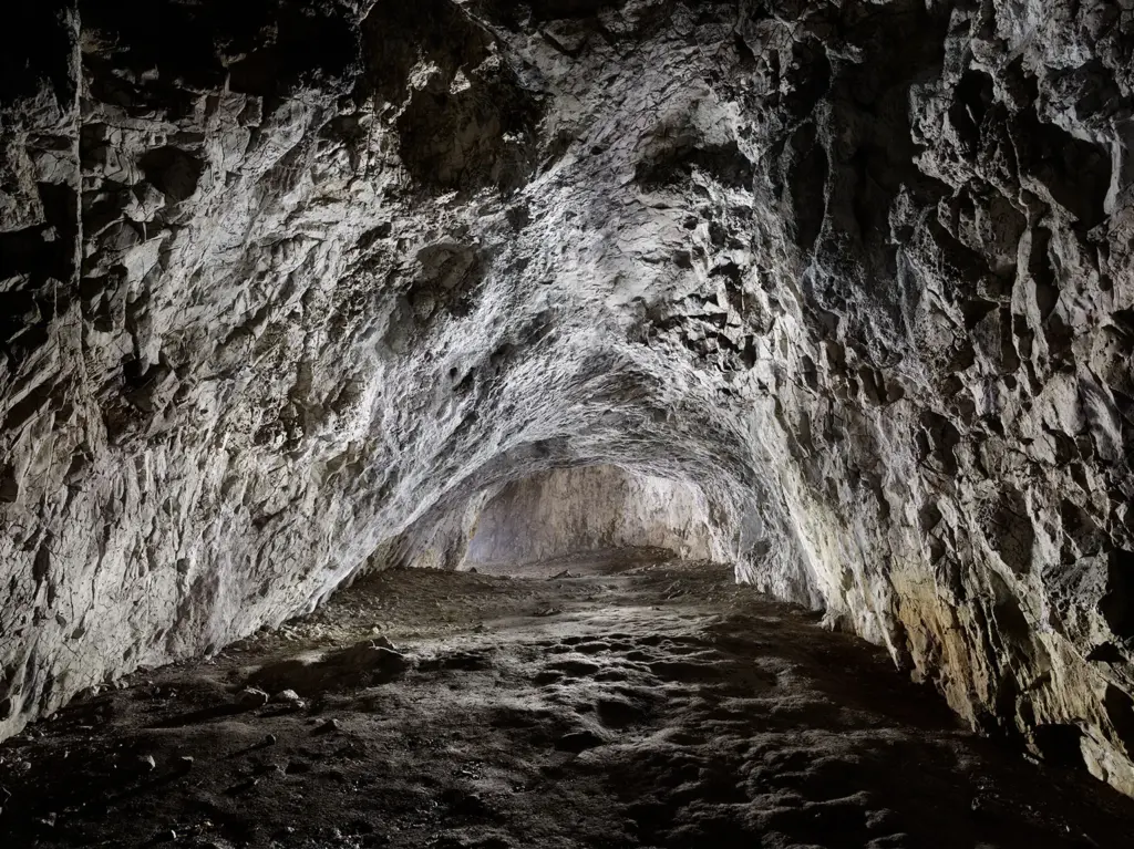 In Innern der Sirgensteinhöhle