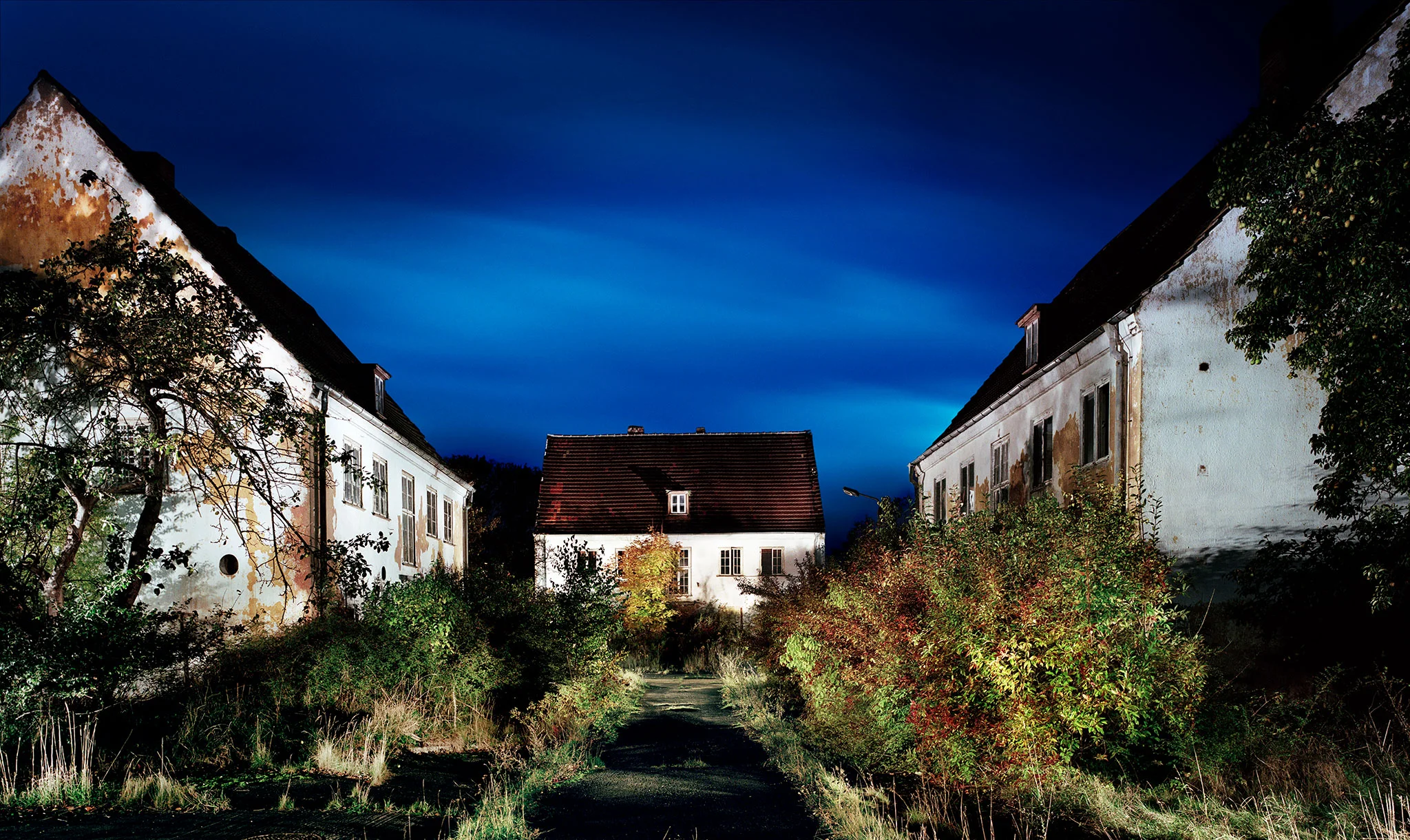 verlassenes Haus der Gartenstadt Wustrow mit verwildertem Garten und alten Obstbäumen