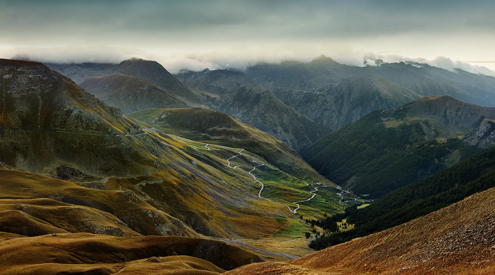 Südrampe des Col de la Bonette im ersten Morgenlicht