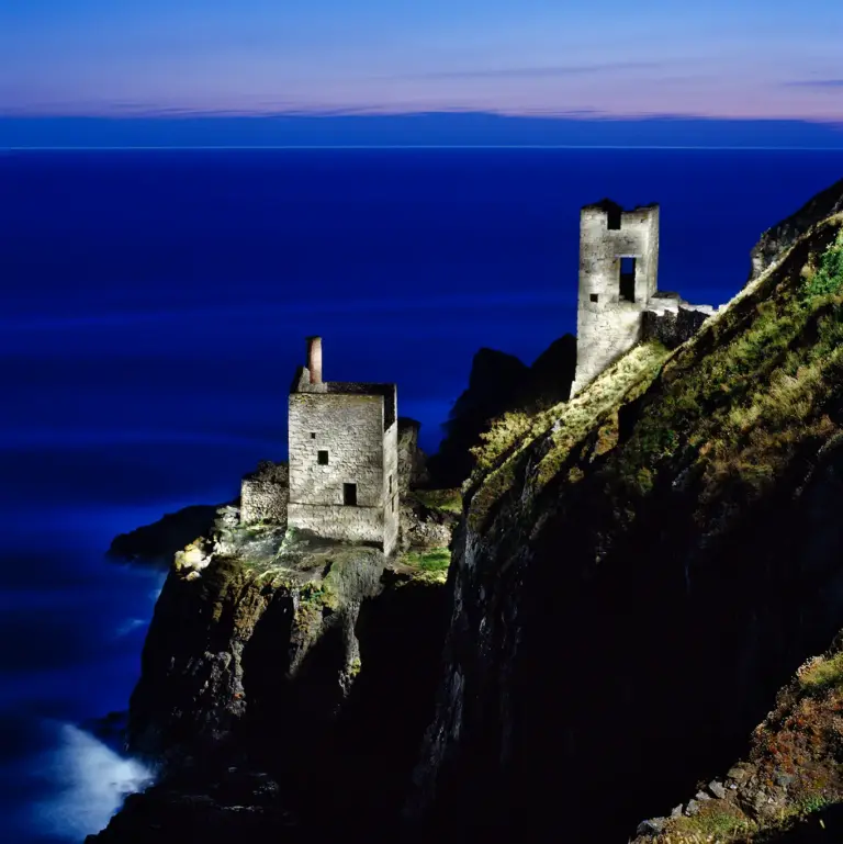 The Crowns Maschinenhäuser der Zinnmine an der Steilküste bei Botallack