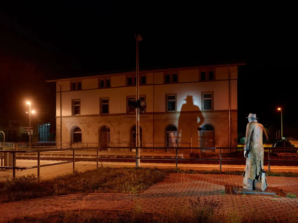 Die Georg Elser Skulptur des Künstlers Friedrich Frankowitsch erinnert heute am Bahnhof von Königsbronn an den gescheiterten Hitler Attentäter vom 8. November 1939