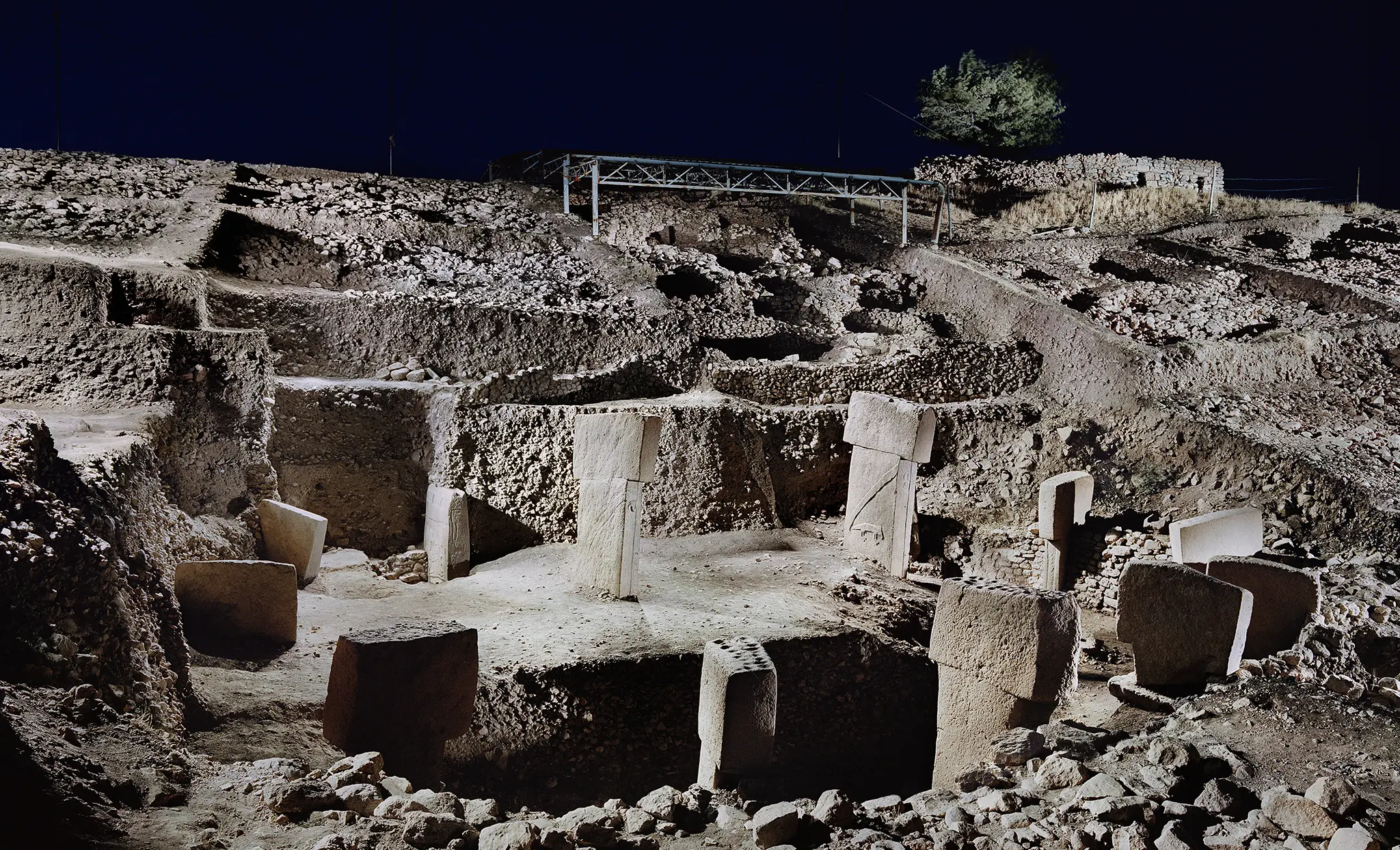 Göbekli Tepe, Anlage D mit den im Kreis angeordneten T-förmigen Pfeiler