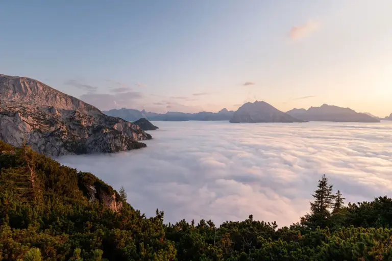 Wolkenmeer über dem Königssee. Blick zum Watzmann und Jenner, Berchtesgadener Land.
