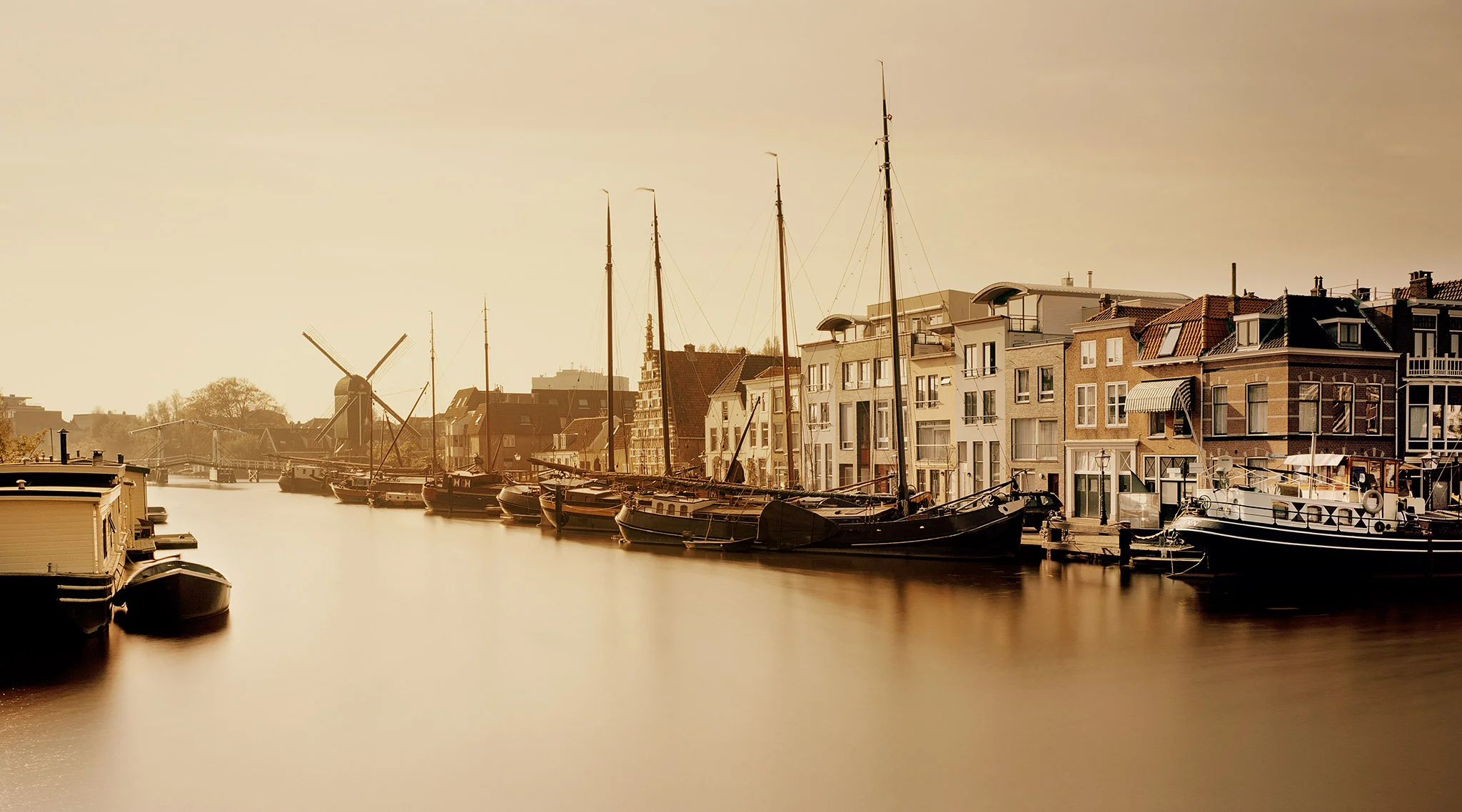Ansicht von Leiden, Galgewater, historische Schiffe im alten Hafen, die Windmühle Molen de Put und die Rembrandt Brücke