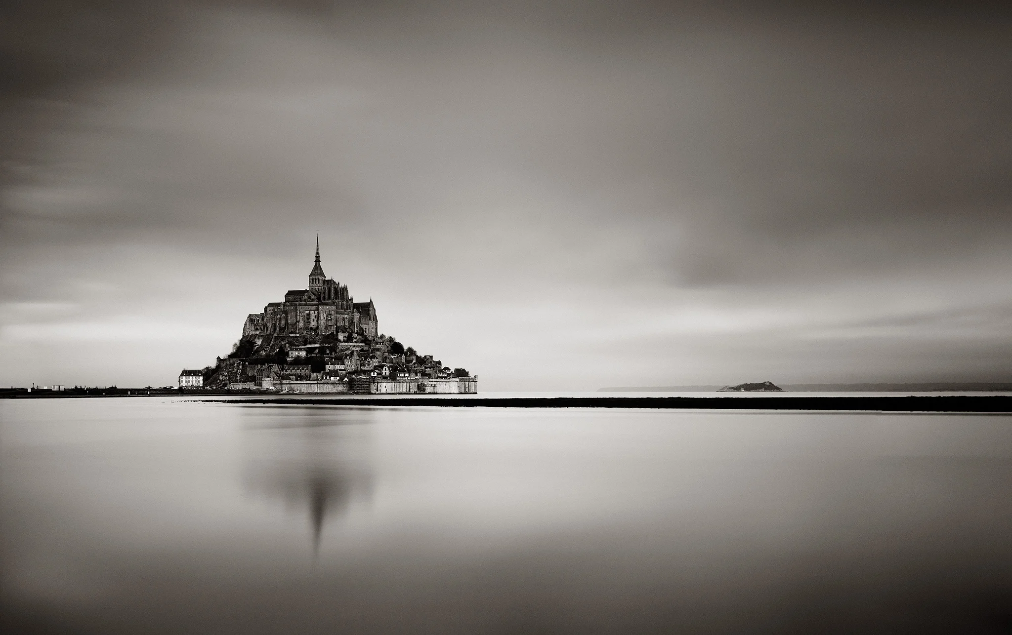 Abtei von Mont-Saint-Michel erhebt sich aus dem Wattenmeer