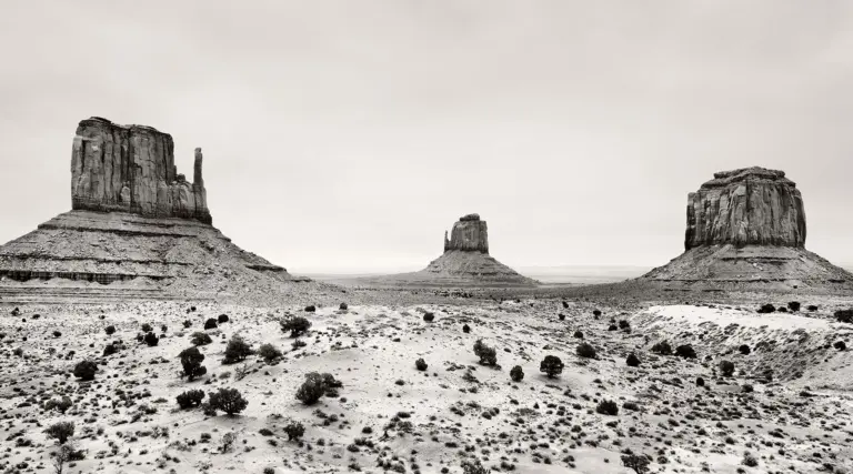 Momument Valley with the rock formations West Mitten Butte, East Mitten Butte und Merrick Butte.