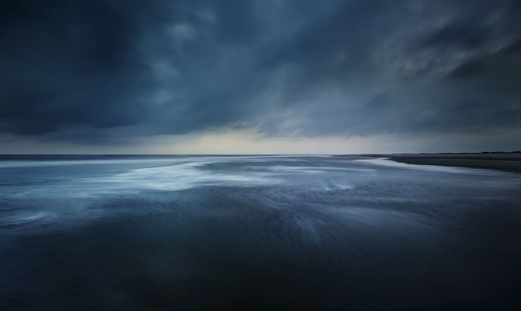dunkles Meer der Nordsee am Nordstrand von Norderney