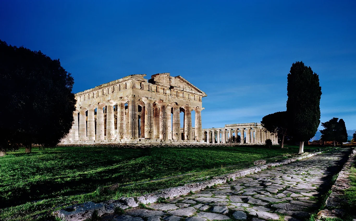Antikes Paestum, der zweite Hera Tempel, der früher von Experten auch als Poseidontempel bezeichnet wurde. Dahinter befindet sich der erste Hera Tempel.