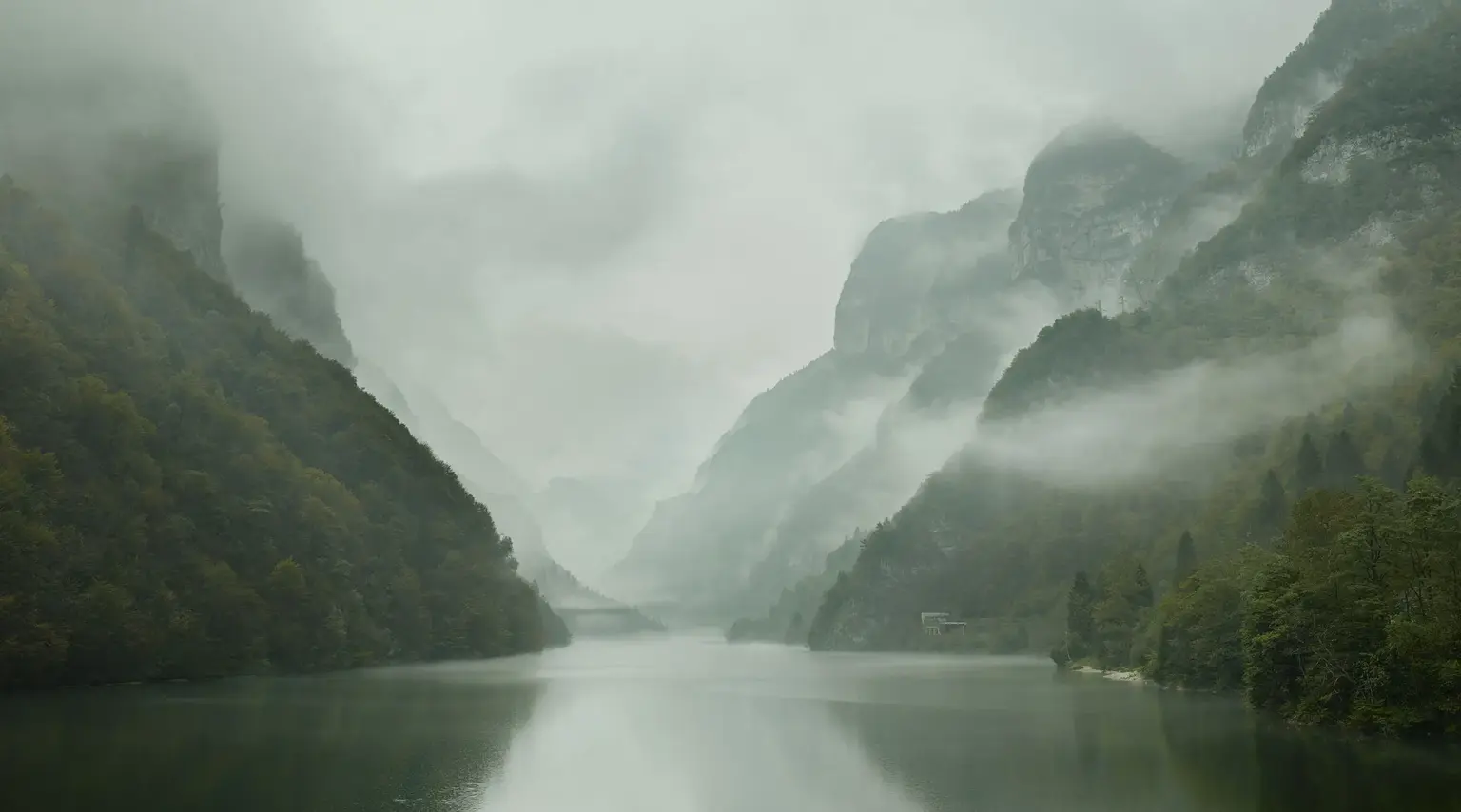 Nebel umwabern den Lago Schener unterhalb des Passo Rolle