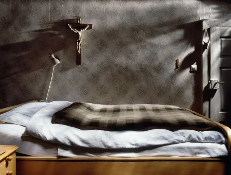Schlafzimmer von 1940, moderne Bett von 1983