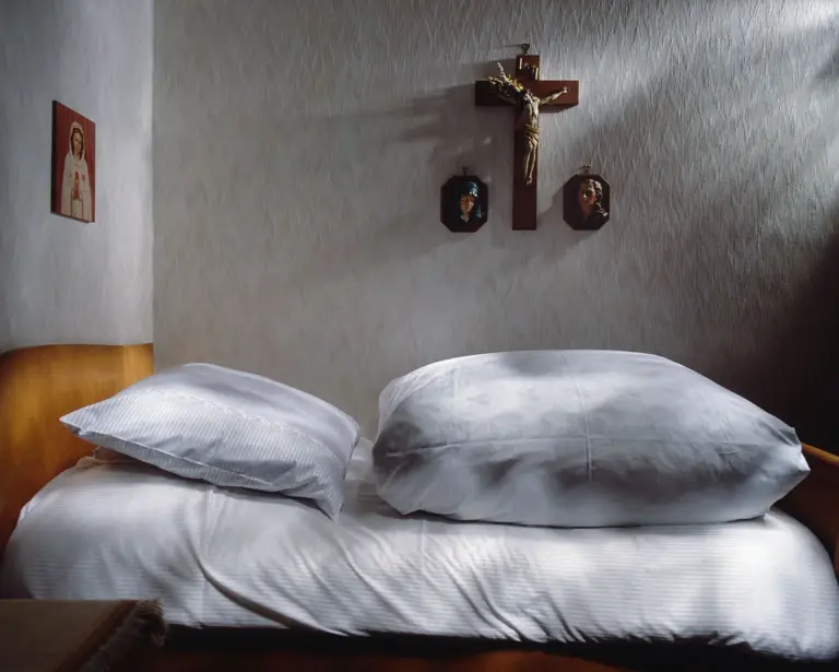 Schlafzimmer von 1938, nur eine Betthälfte wird genutzt