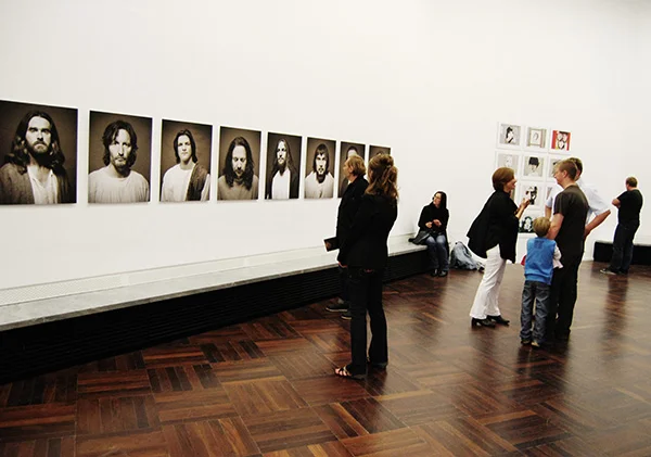 Ausstellungsansicht "Faces of Jesus" beim Fotosommer in Stuttgart 2010