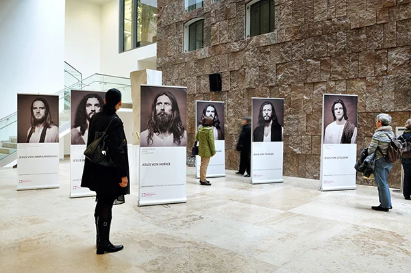Ausstellungsansicht "Faces of Jesus" im Haus der Katholischen Kirche in Stuttgart