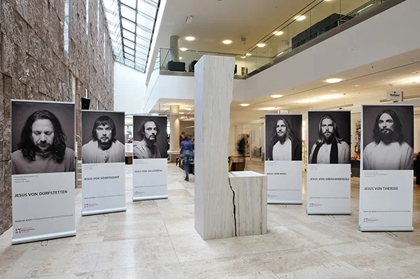 Ausstellungsansicht "Faces of Jesus" im Haus der Katholischen Kirche in Stuttgart