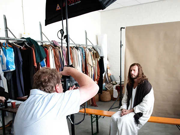 Berthold Steinhilber fotografiert rene Geijbels, den Jesus Darsteller von Tegelen