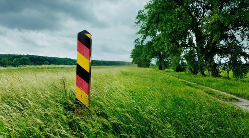 Grenzpfosten am Hauptstrom der Oder im Nationalpark Unteres Odertal.